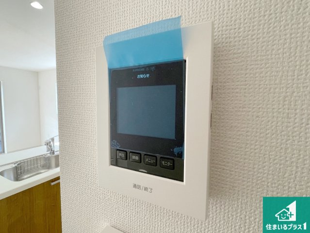 甲賀市水口町三本柳　第1期　新築一戸建ての防犯設備|カラーモニターインターホン！声だけでなく来訪者の姿や顔がモニターで確認できるので、小さなお子様がいらっしゃるご家庭でも安心できます！