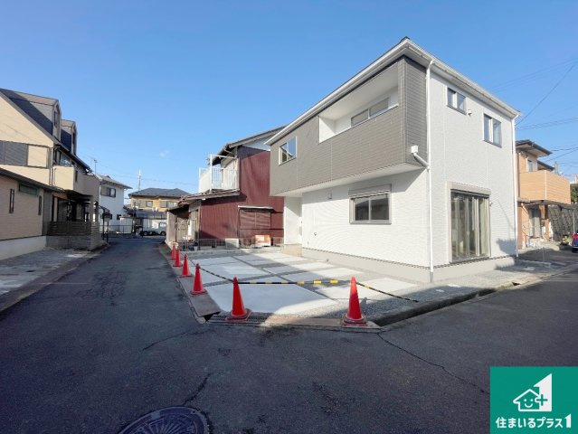 甲賀市水口町三本柳　第1期　新築一戸建ての前面道路含む現地写真|周辺は閑静な住宅街！前面道路広々で車の出し入れも便利です。駐車が苦手な方でも安心して車庫入れできます！