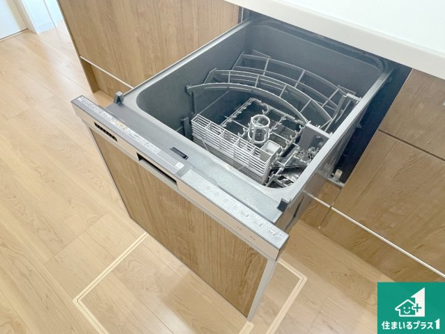 甲賀市水口町三本柳　第1期　新築一戸建ての設備|食事後の一仕事、食器洗いをボタン一つでお任せできちゃいます！場所を取らないビルトイン式なので、お料理スペースもしっかり確保！