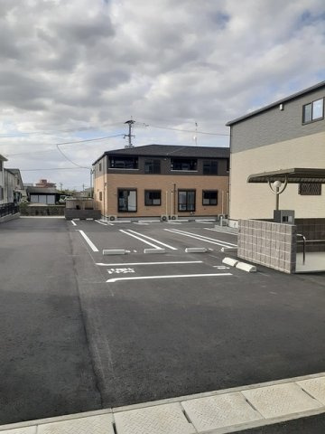 ハートホームズ壱番館の駐車場