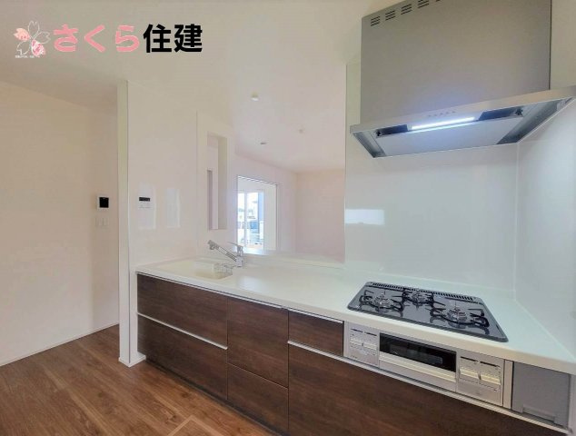 千渡第8期　　3号棟のキッチン|3口のガスコンロやシャワー水栓はホースが伸びるタイプなのでお掃除の際も楽々です◎