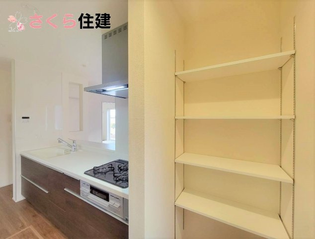 千渡第8期　　3号棟のキッチン|ゴミ出しの際などに助かる勝手口◎両サイドに可動棚のパントリー完備◎食料品や日用品のストックに最適です◎