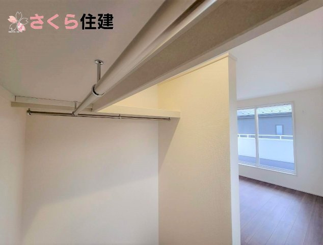 千渡第8期　　3号棟の収納|ウォークインクローゼット内はハンガータイプ収納ですっきり奇麗に収納ができます◎