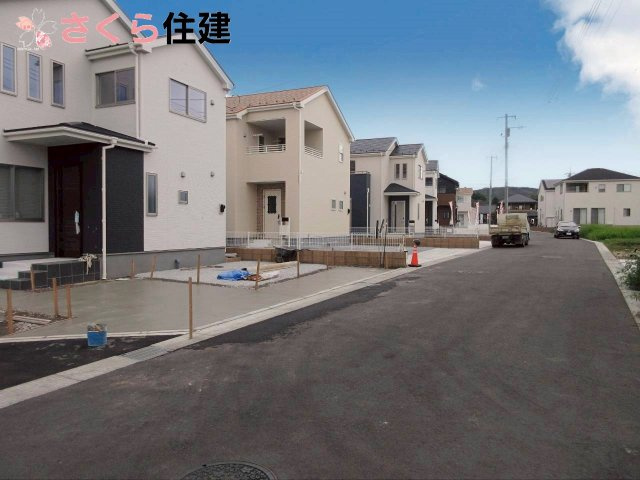 千渡第8期　　3号棟の前面道路含む現地写真|前面道路は6ｍあり駐車の際も安心です♪全8棟の統一された街並みになります♪