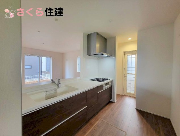 千渡第8期　　3号棟のキッチン|勝手口や可動棚付きのパントリーのある対面式システムキッチンです。