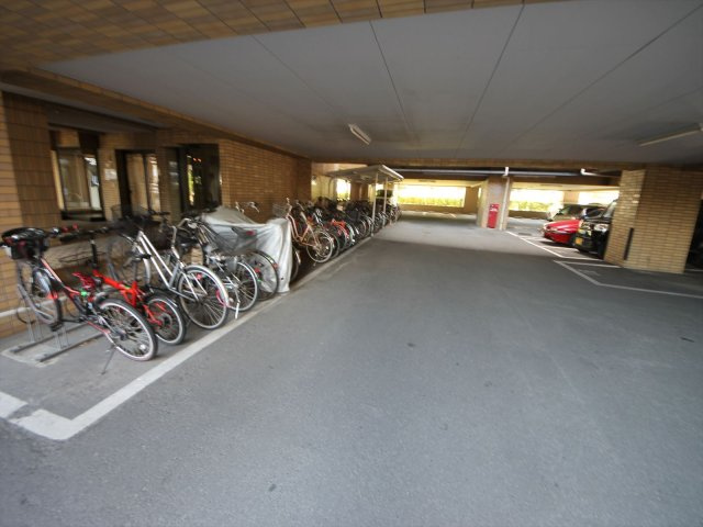 【駐輪場】 | 朝日プラザ筑紫野プティックス | 屋根付きの駐輪場は雨がしのげてサドルが濡れる心配がありません！