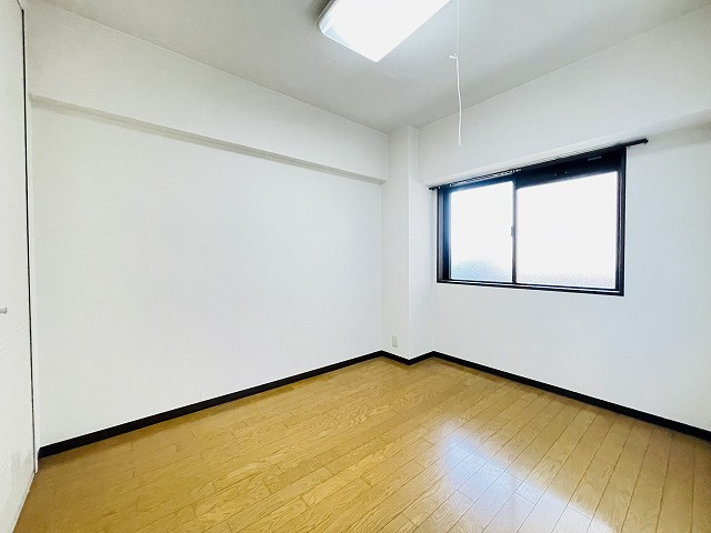 【洋室】 | 朝日プラザ筑紫野プティックス | 玄関側居室はどちらもクローゼットあり