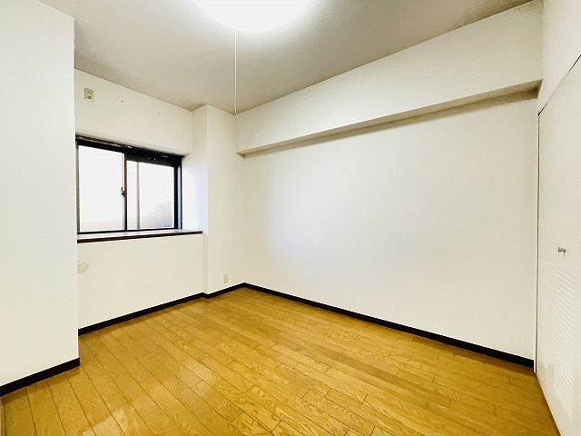 【洋室】 | 朝日プラザ筑紫野プティックス | 玄関側居室はどちらもクローゼットあり