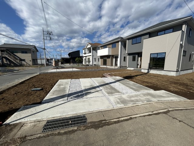 新築　高崎市下豊岡町1期　2号棟の駐車場|現地写真　駐車スペースは並列3台分可能です！
