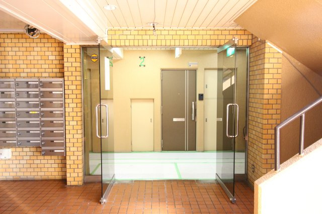 向河原シティハイツのエントランス