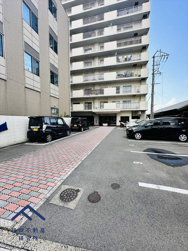 小倉スカイマンションの駐車場