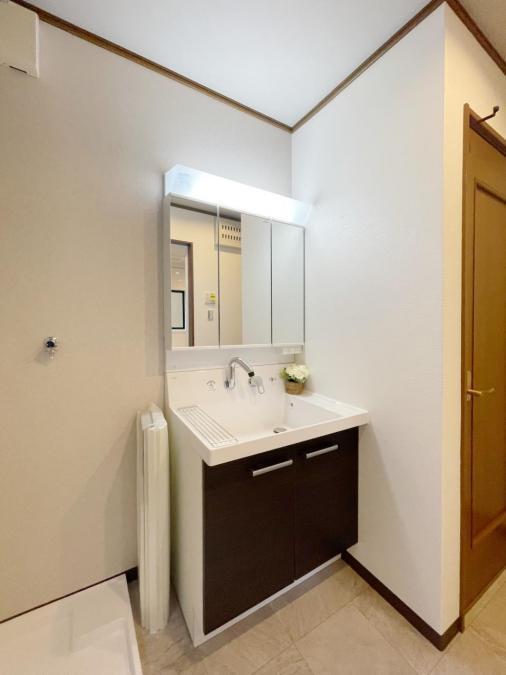 大久保町４丁目　中古一戸建ての独立洗面台|シャワー付き洗面化粧台
■物件内覧・資金計画相談・住宅ローン相談、リフォーム相談、お問合せ受付中■
※当日・翌日のご内覧、ご相談はお電話でのお問合せがスムーズです！