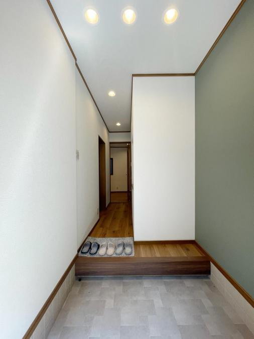 大久保町４丁目　中古一戸建ての内装|玄関ホール
■物件内覧・資金計画相談・住宅ローン相談、リフォーム相談、お問合せ受付中■
※当日・翌日のご内覧、ご相談はお電話でのお問合せがスムーズです！