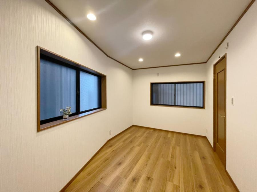 大久保町４丁目　中古一戸建ての寝室|洋室6.7帖　１階のお部屋
■物件内覧・資金計画相談・住宅ローン相談、リフォーム相談、お問合せ受付中■
※当日・翌日のご内覧、ご相談はお電話でのお問合せがスムーズです！