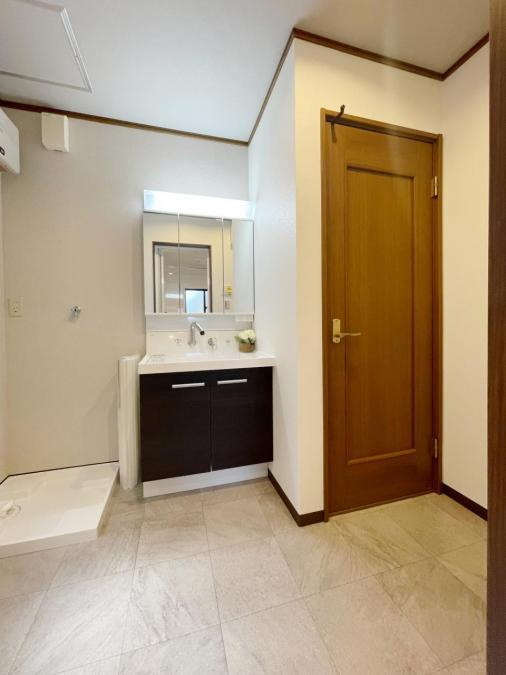 大久保町４丁目　中古一戸建ての脱衣所|洗濯機置き場
■物件内覧・資金計画相談・住宅ローン相談、リフォーム相談、お問合せ受付中■
※当日・翌日のご内覧、ご相談はお電話でのお問合せがスムーズです！