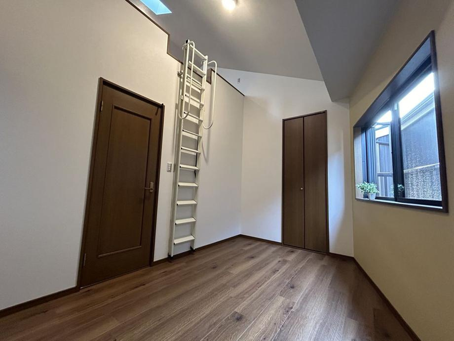 大久保町４丁目　中古一戸建ての子供部屋|洋室5.7帖　３階　ロフト付き
■物件内覧・資金計画相談・住宅ローン相談、リフォーム相談、お問合せ受付中■
※当日・翌日のご内覧、ご相談はお電話でのお問合せがスムーズです！