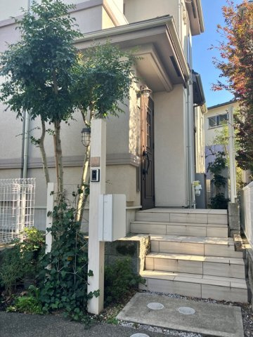 本鵠沼戸建のエントランス