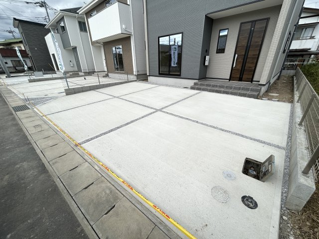 新築　高崎市上小鳥町2期　3号棟　の駐車場|現地写真　駐車スペースは並列3台分可能です！
