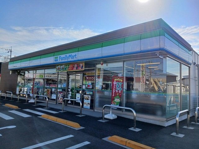 アーバンヒルズⅤの周辺|ファミリーマート北本緑三丁目店まで900m