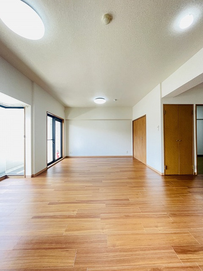 【居間・リビング】 | アルフィーネ大野城 | リビング部分は2023年にリフォームしていて、床も上張りしています