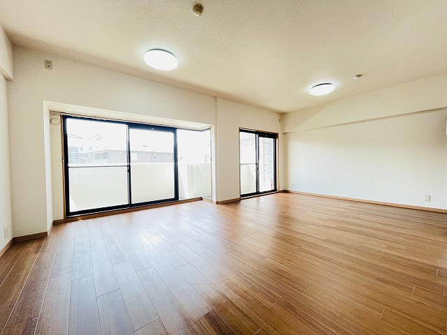 【居間・リビング】 | アルフィーネ大野城 | 22帖ある広々リビング！ダイニングテーブルとソファを置いてもかなりゆとりあり