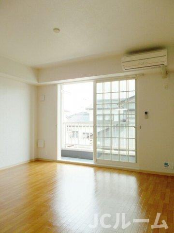 柏崎市長浜町のアパートの居間・リビング