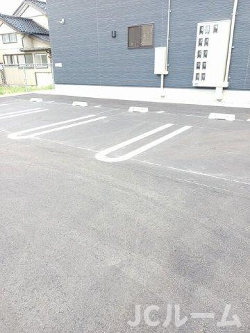 柏崎市大和町のアパートの駐車場