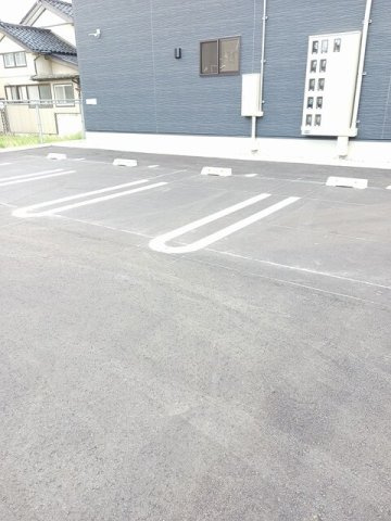 柏崎市大和町のアパートの駐車場