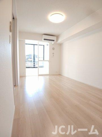 柏崎市大和町のアパートの居間・リビング