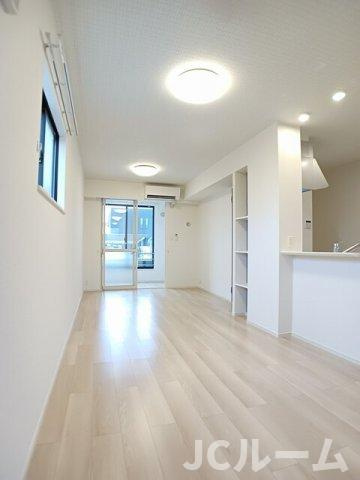 柏崎市長浜町のアパートの居間・リビング