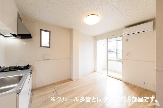 柏崎市城塚のアパートの居間・リビング