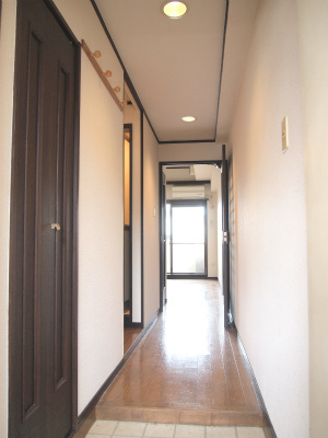 【玄関】 | ライオンズマンション東町 | 収納もある玄関です