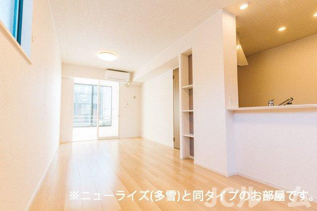 柏崎市城塚のアパートの居間・リビング