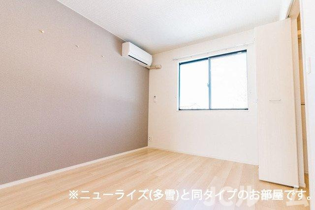 柏崎市半田３丁目のアパートの洋室