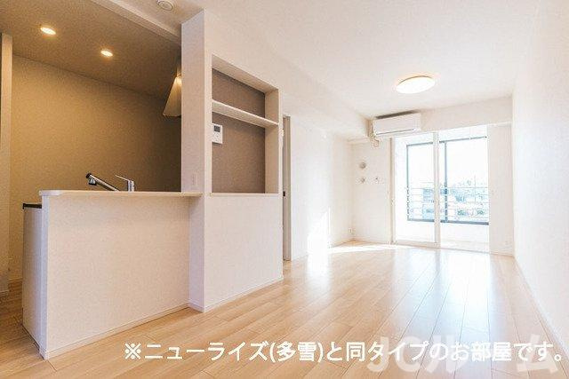 柏崎市半田３丁目のアパートの居間・リビング