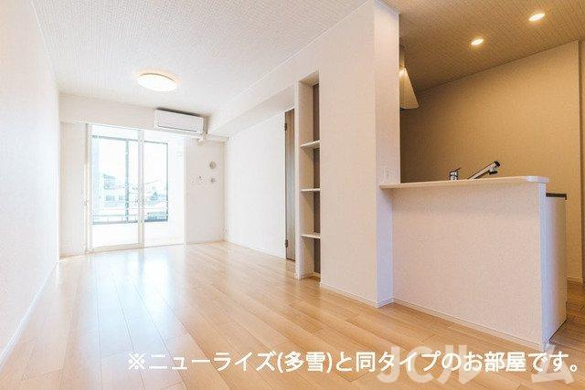 柏崎市半田３丁目のアパートの居間・リビング