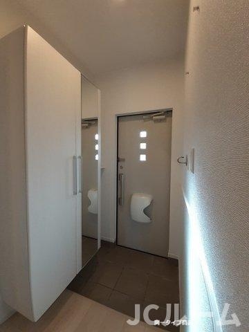 柏崎市半田３丁目のアパートの玄関