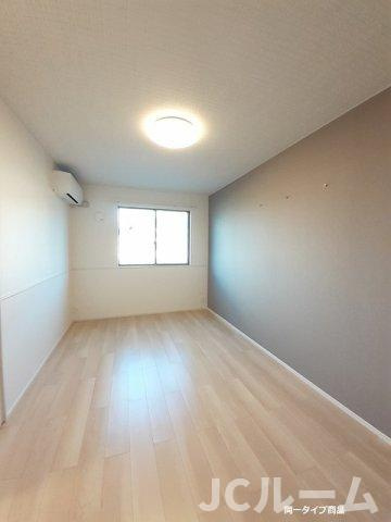 柏崎市半田３丁目のアパートの洋室