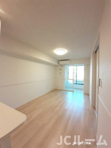 柏崎市半田３丁目のアパートの居間・リビング