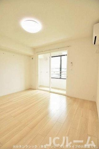 柏崎市岩上のアパートの居間・リビング