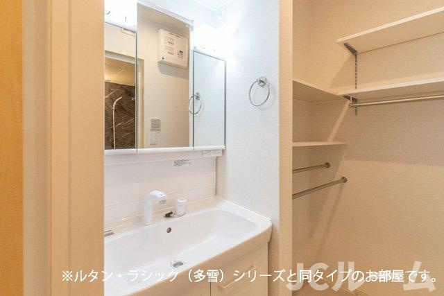 柏崎市岩上のアパートの洗面所