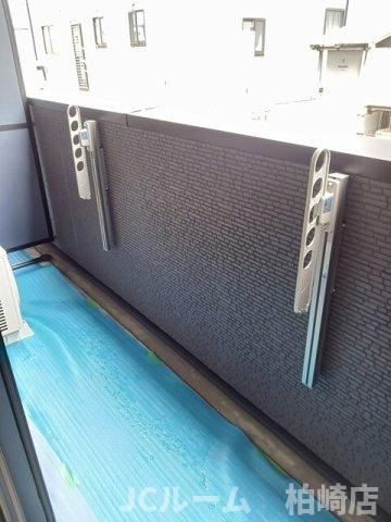 柏崎市東長浜町のアパートのバルコニー