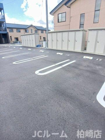 柏崎市東長浜町のアパートの駐車場