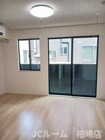 柏崎市東長浜町のアパートの居間・リビング