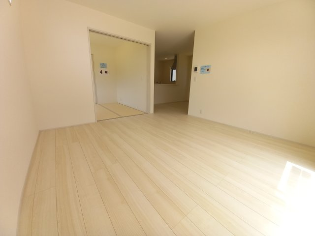 ひたちなか市稲田　10期の洋室|同施工リビングです。いつもの団らんから家族会議までリビングはコミュニケーションの場♪