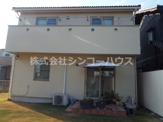 【外観】 | 南東から南西にかけてお庭スペースとなっているので、午前中から午後にかけても陽射しが入ります！