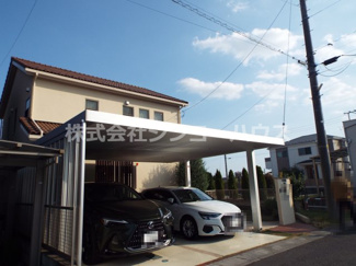 【外観】 | 高耐久・高強度でありながら、景観も素敵なカーポート！2台駐車できます。