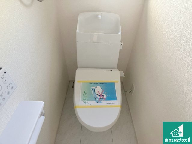 加古川市東神吉町西井ノ口　第6期　新築一戸建てのトイレ|1・2階の2ヶ所にあるので、朝の忙しい時間の順番待ちもなく、深夜の利用にも大変便利です。