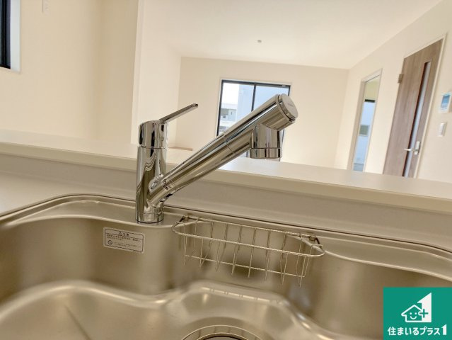 加古川市東神吉町西井ノ口　第6期　新築一戸建ての設備|浄水器を内蔵！炊飯時、お茶を作る時に安心してお水を使えます！お湯と冷水、浄水と原水、シャワーの切替えもワンタッチです！