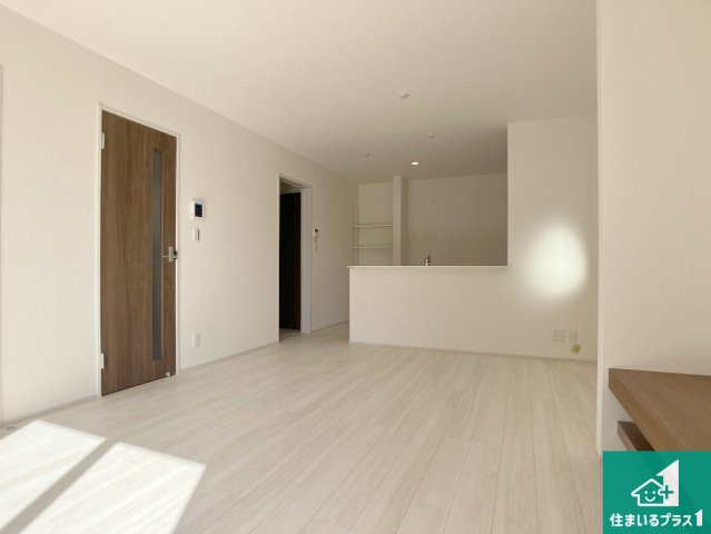 加古川市東神吉町西井ノ口　第6期　新築一戸建ての居間・リビング|子供を見守りながらお料理が出来るため家族のコミュニケーションか増えます♪スペースが広く確保されている為お子様が大きくなったときは一緒に料理を楽しめます♪